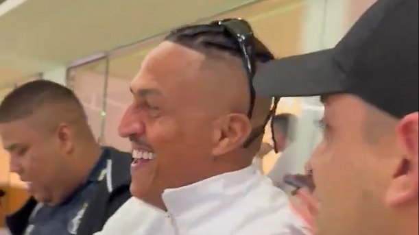 Med Mano Brown og Emicida hjelper rapperegruppene å spille Santos; veia video Med Mano Brown og Emicida hjelper rapperegruppene å spille Santos; veia video