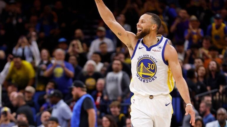 Curry chora após Green ser ejetado, mas lidera Warriors à vitória Curry chora após Green ser ejetado, mas lidera Warriors à vitória