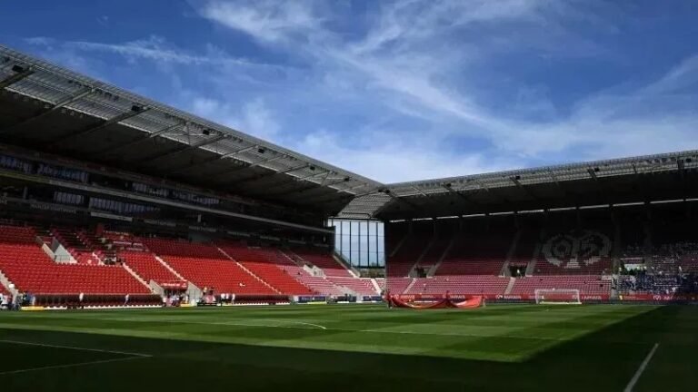 Bomba não detonada da 2ª Guerra Mundial é encontrada em estádio Bomba não detonada da 2ª Guerra Mundial é encontrada em estádio