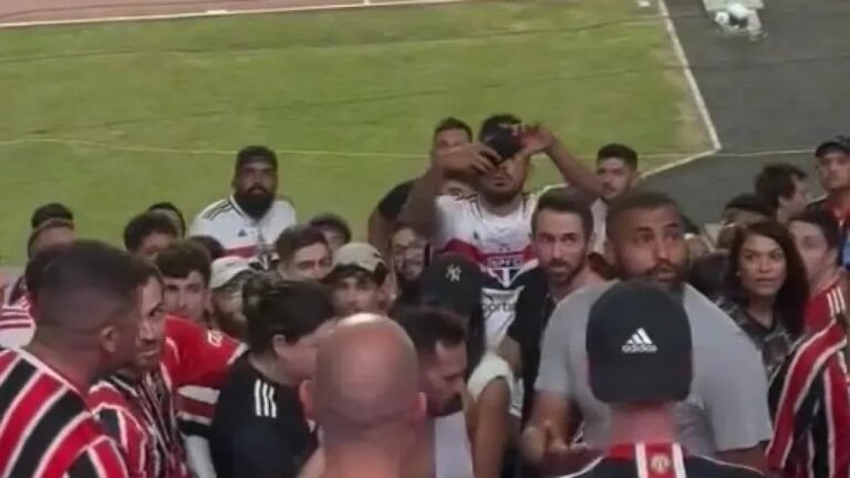 Suposto palmeirense é agredo na arquibancada do Morumbis Suposto palmeirense é agredo na arquibancada do Morumbis