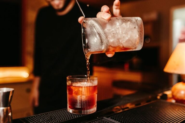 Bares e restaurantes criam mais de 100 mil vagas de empregos formais em um ano, indica Caged Bares e restaurantes criam mais de 100 mil vagas de empregos formais em um ano, indica Caged