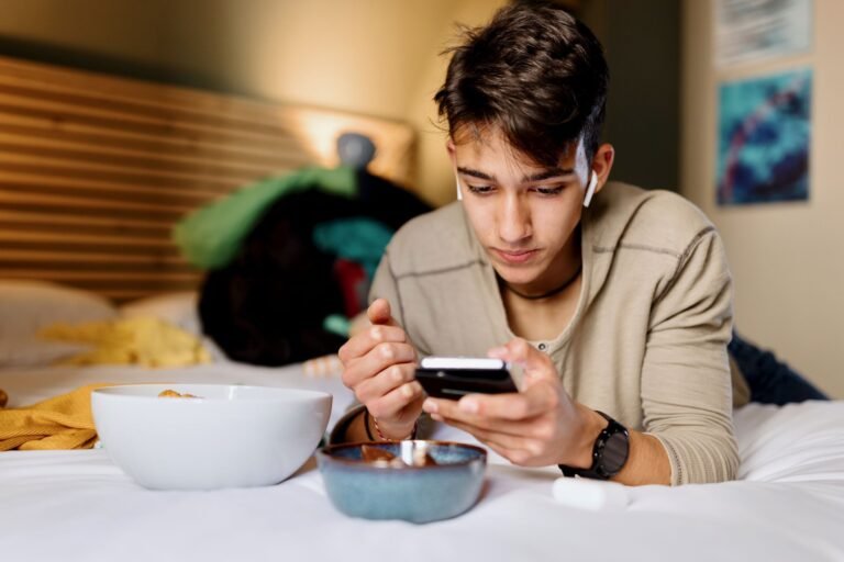 Vício na internet pode afetar o comportamento e o desenvolvimento dos adolescentes Vício na internet pode afetar o comportamento e o desenvolvimento dos adolescentes