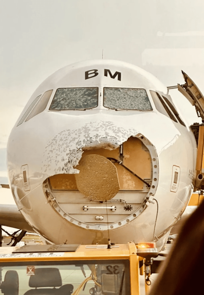 Avião da Austrian Airlines é gravemente danificado após granizo Avião da Austrian Airlines é gravemente danificado após granizo