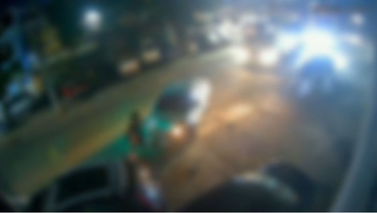 Vídeo: Carro Atropela Mulher E Motorista Foge Sem Prestar Socorro